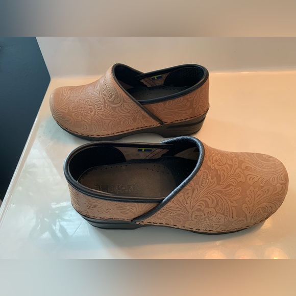 Bjork shoes | Swedish comfort | brown tooled floral clog mu|e | Size 9 Eur 39-40 - Picture 15 of 16